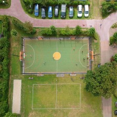 Bovenaanzicht Tennisbaan Camping Ginsterveld