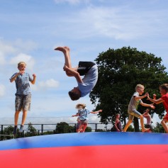 Kinderen springen op de airtampoline